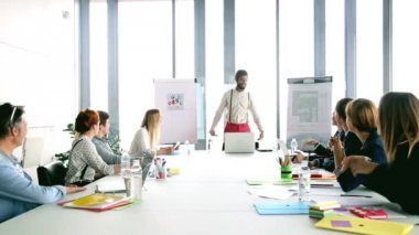Executive meslektaşları ile tartışırken reklam erkek