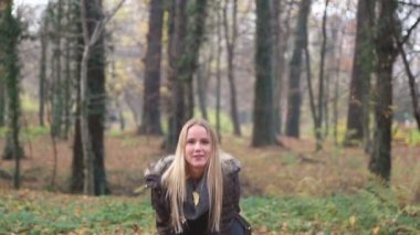 Kadın gökyüzüne yapraklar fırlatıyor