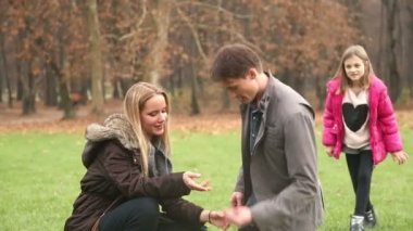 Ailesinin yanına sinsice kız