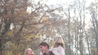 Aile parkta eğleniyor.