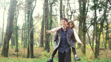 Aile parkta eğleniyor.