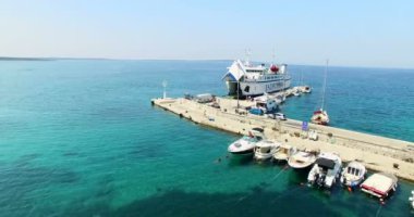 Feribot Olib limanında demirledi