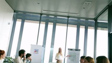 zakenvrouw wijzend op flip-over