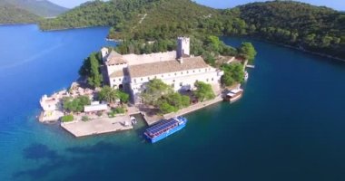 St. Mary Adası'nda gelen katamaran