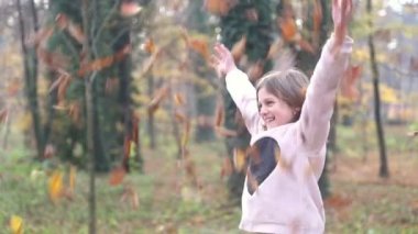 Yaprakları atan kız