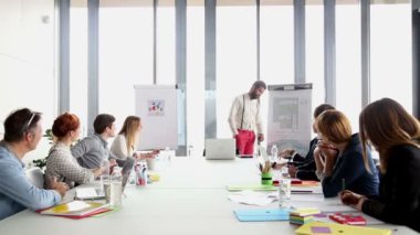 Flipchart işaret eden erkek reklam icra