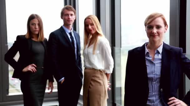 Blonde businesswoman and  colleagues in background — Stock Video