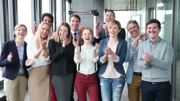 équipe publicitaire applaudissements 