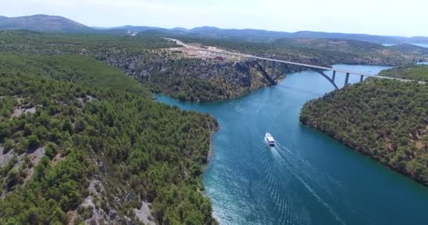 Boot fährt auf Krka-Brücke zu — Stockvideo