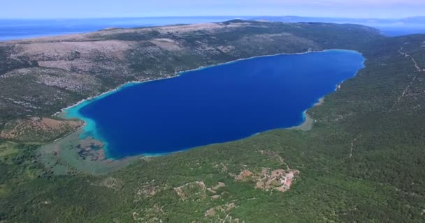Lago Vrana en la isla de Cres — Vídeos de Stock