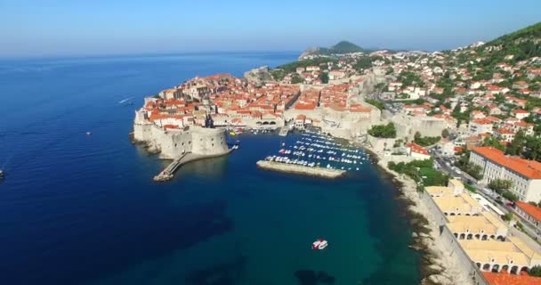 Puerto del casco antiguo en Dubrovnik — Vídeo de stock