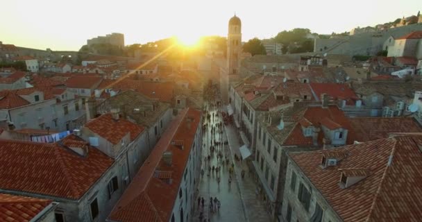 Touristen auf Stradun bei Sonnenuntergang — Stockvideo