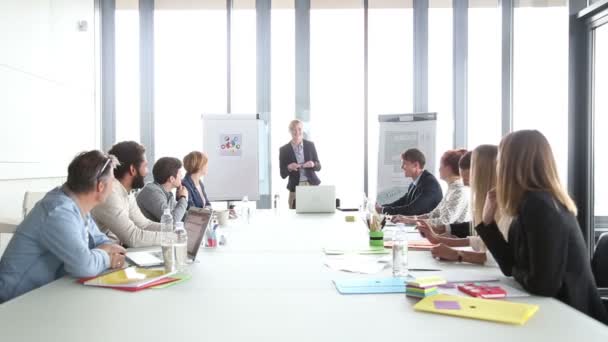 Empresária discutindo em uma reunião — Vídeo de Stock