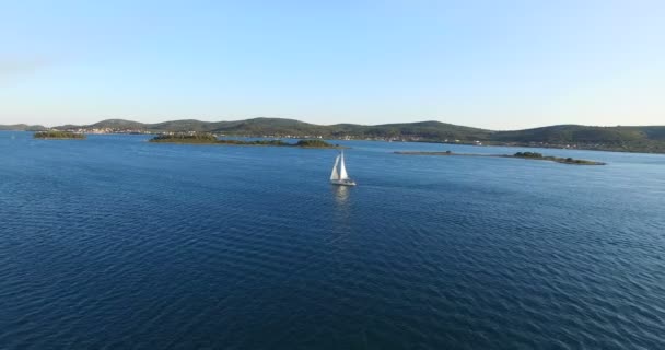 Segeljacht in der Nähe der Insel Galesnjak — Stockvideo