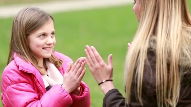 Mamma e figlia giocare applauso gioco — Video Stock