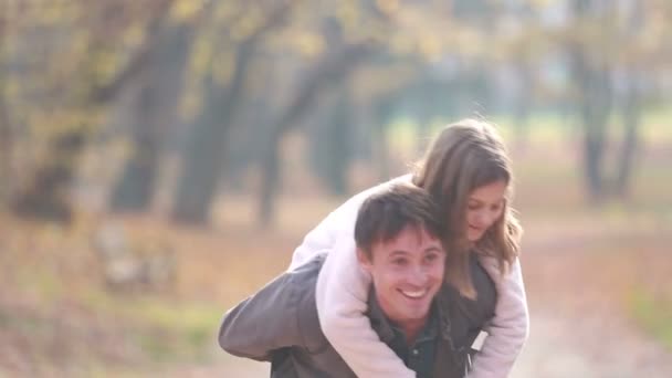 Pappa ger dotter piggyback ride — Stockvideo