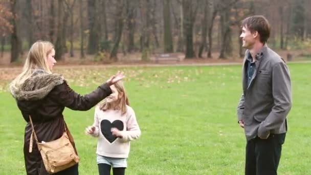 Filha brincando com os pais — Vídeo de Stock