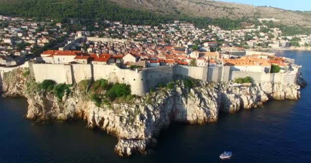 Historische ommuurde stad van Dubrovnik — Stockvideo