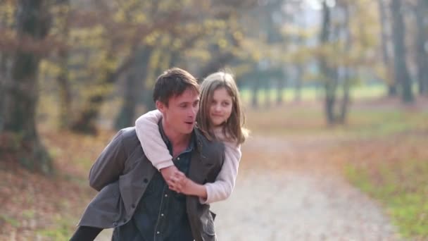 Pai dá filha piggyback passeio — Vídeo de Stock