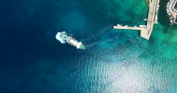 Fähre verlässt Hafen auf der Insel Olib — Stockvideo