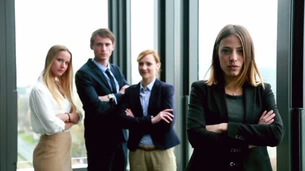 Businesswoman and  colleagues in background — Stock Video