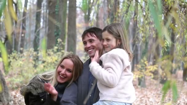 Портрет красивой молодой семьи, машущей рукой — стоковое видео