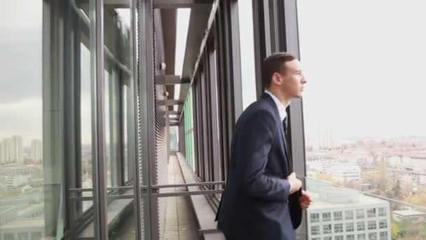 Empresário parado à janela — Vídeo de Stock