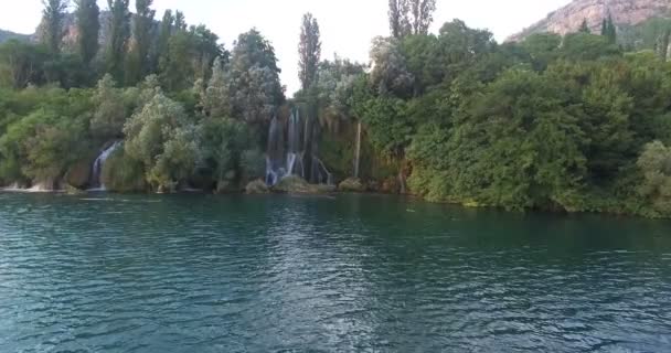 Roski menampar air terjun di sungai Krka — Stok Video