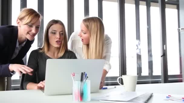 Empresarias con laptop en oficina — Vídeo de stock
