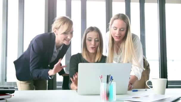 Femmes d'affaires avec ordinateur portable au bureau — Video