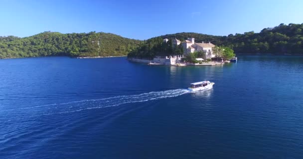 Barco turístico que llega a la isla de Santa María — Vídeos de Stock