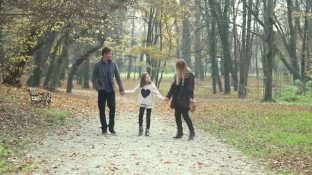 Família caminhando no parque — Vídeo de Stock