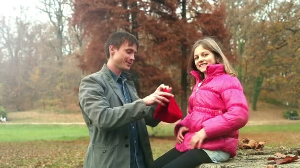 Apa lánya fején üzembe sapka — Stock videók