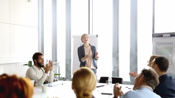 Colleagues applauding to female colleague — Stock Video