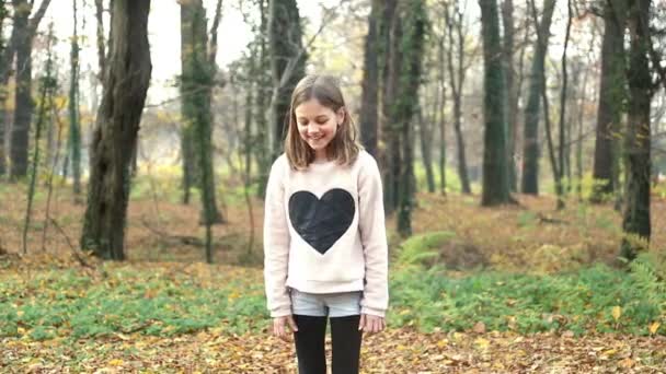 Девушка бросает листья — стоковое видео