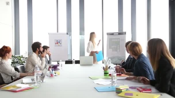 Femme d'affaires pointant vers le tableau à feuilles mobiles — Video