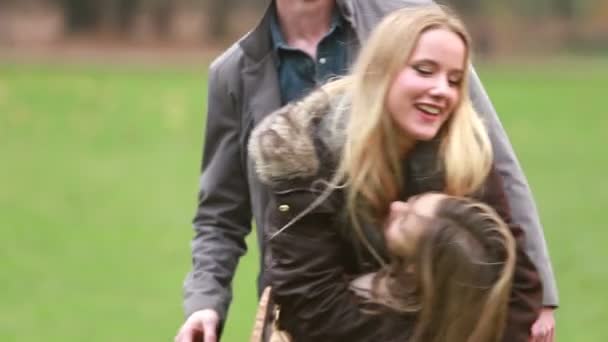 Мама обіймає дочку в парку — стокове відео