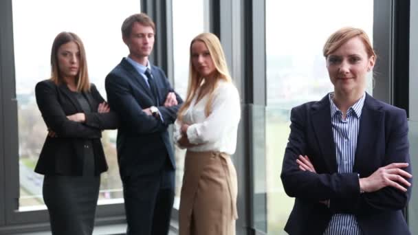 Blonde Geschäftsfrau und Kollegen im Hintergrund — Stockvideo