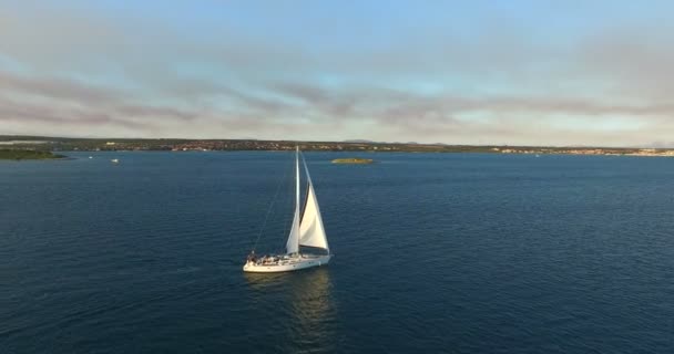 Yacht, vitorlás, közel a Galesnjak-sziget — Stock videók