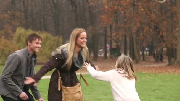 Padres divirtiéndose con su hija en la naturaleza — Vídeos de Stock