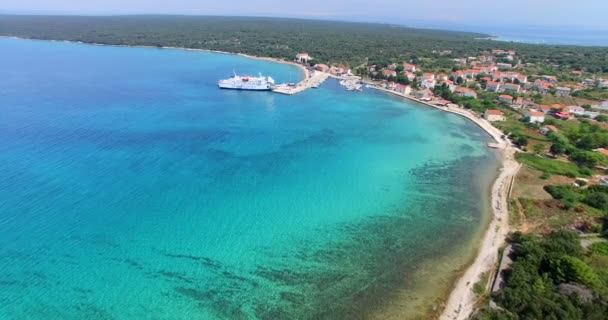 Ferry amarré au port d'Olib — Video