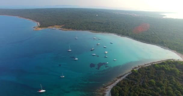 Yachten in der Bucht von Slatinica in Kroatien — Stockvideo