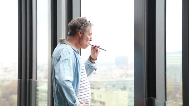 Креативный директор курение электронных сигарет — стоковое видео