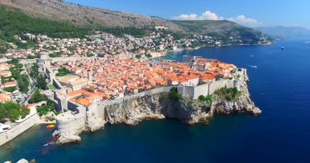 Исторический город Дубровник со стенами — стоковое видео