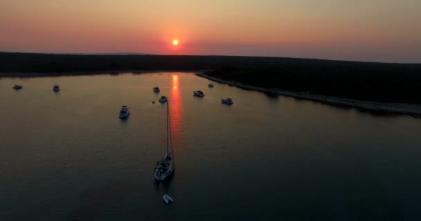 Coucher de soleil dans la baie de Slatinica à Olib Island — Video