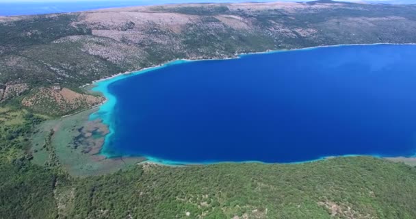 Lago Vrana en la isla de Cres — Vídeo de stock