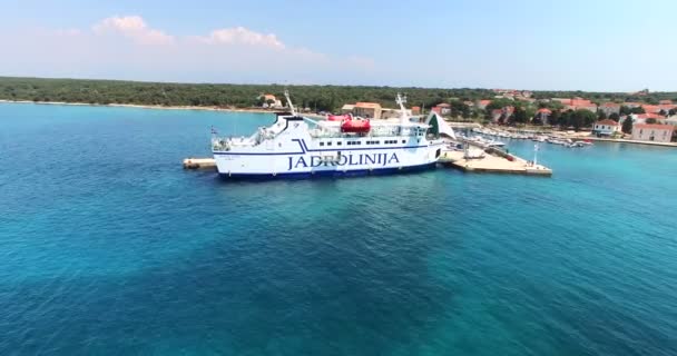 Ferry docked at Olib harbour — Stock Video