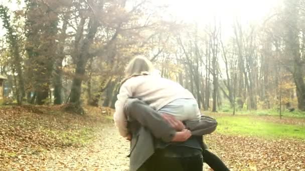 Pai carregando filha nas costas — Vídeo de Stock