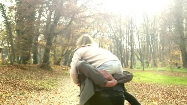 Padre llevando a su hija de vuelta — Vídeo de stock