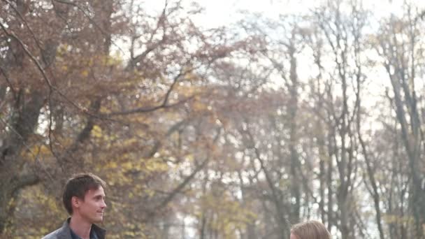 Fille parler avec les parents 